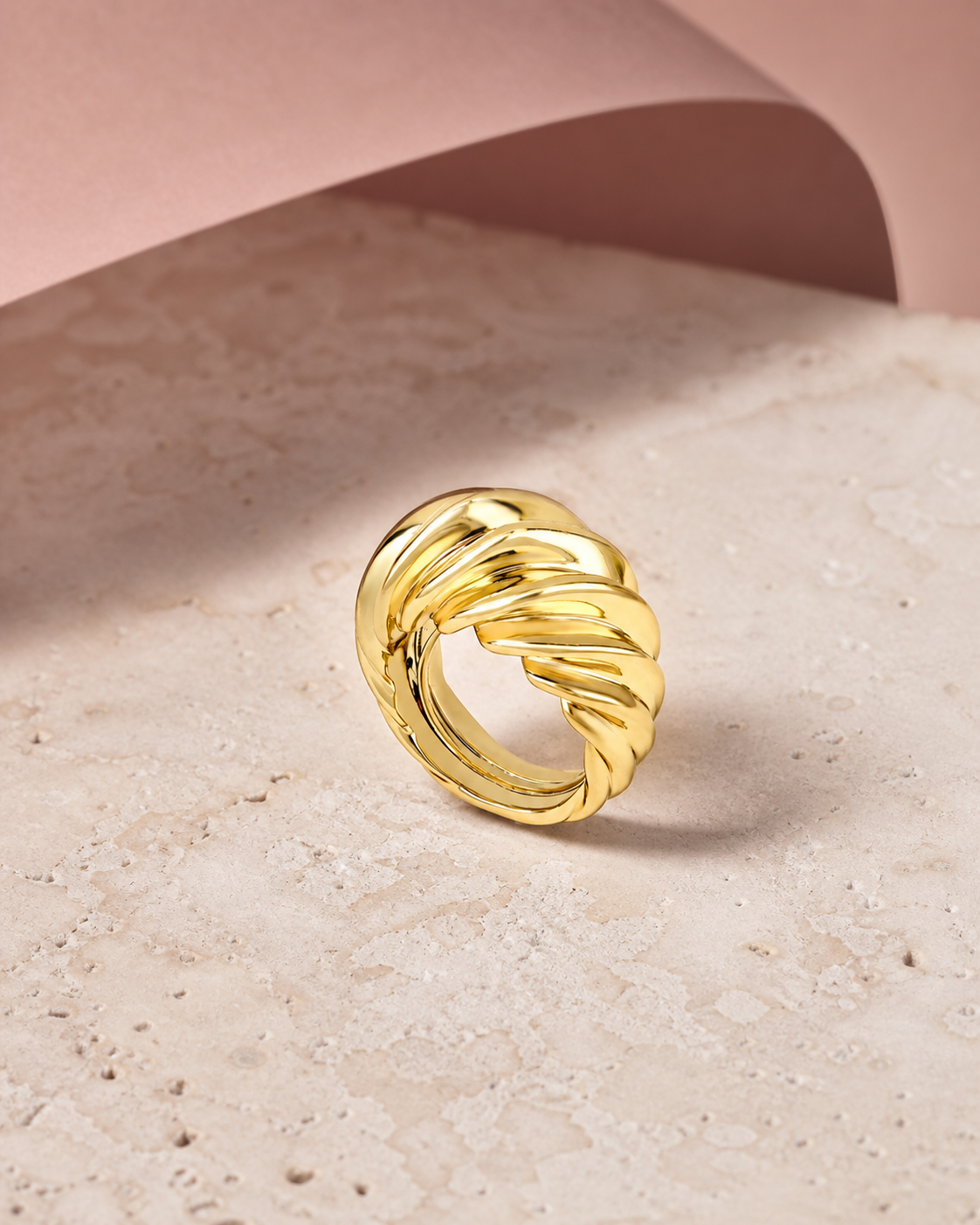 Anello in oro Graziella su pietra toscana